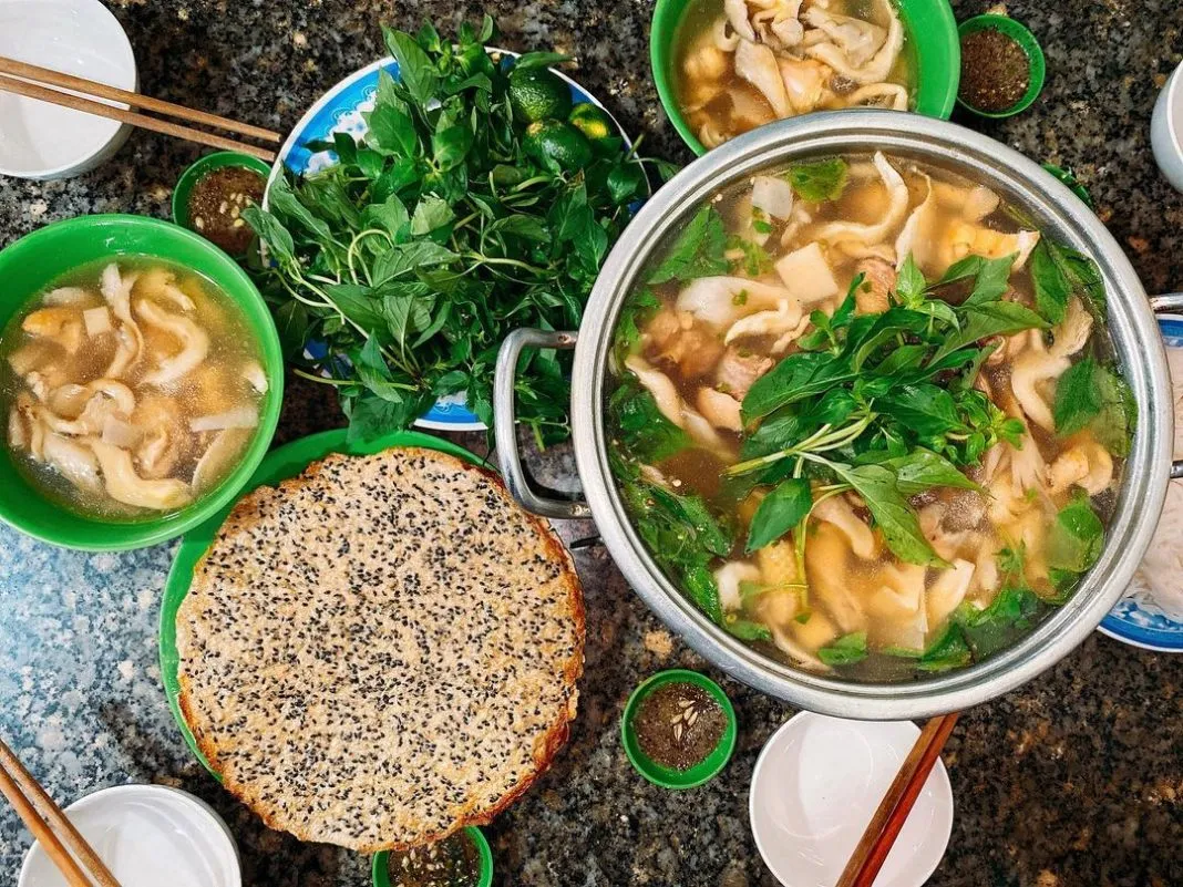 Lẩu gà lá é Đà Lạt